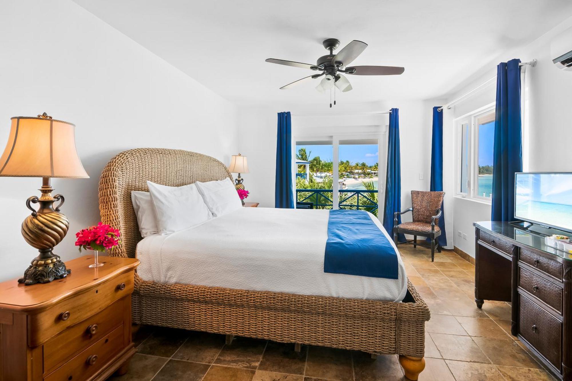 Augusta Bay Hotell George Town Exteriör bild